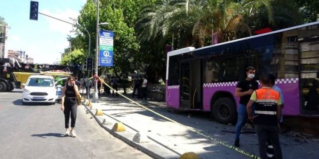 Kadıköy'de otobüs Müjdat Gezen Sanat Merkezi'nin bahçesine girdi