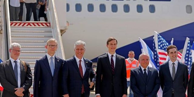 İsrail-BAE arasında ilk ticari uçuş: Kokpitin üzerine ise üç dilde "barış" yazıldı