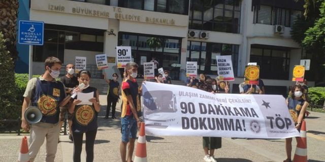 İzmir Büyükşehir Belediyesi önünde ulaşım zammı protestosu