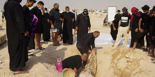 Iraklılar Covid-19 nedeniyle ölen yakınlarını yeniden toprağa veriyor