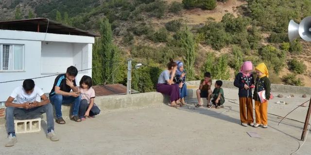 İnterneti çekmeyen köyde öğrenciler cami damında ders yapıyor