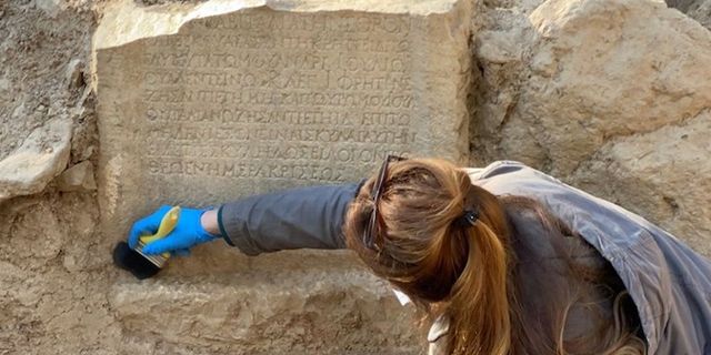 İznik'te bulunan bin 500 yıllık mezar taşında lanet yazısı