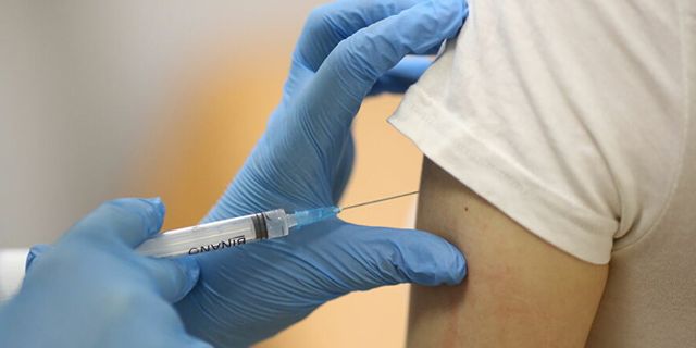 Covid-19 aşısı olan doktor yoğun bakıma kaldırıldı