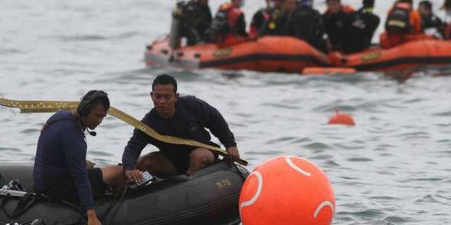 Endonezya'da 12 mürettebat ve 50 yolcusu bulunan uçak denize düştü