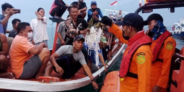 Endonezya'da denize düşen uçağın yeri tespit edildi
