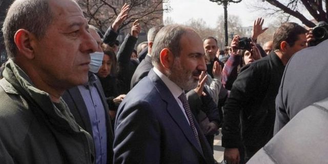 Ermenistan'da neler oluyor?: Başbakan Paşinyan 'Ordunun istifamı istemesi darbe girişimi' dedi, halkı meydanlara çağırdı