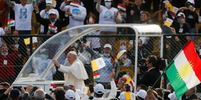 Papa Musul'da IŞİD saldırılarında hayatını kaybedenler için ayin düzenledi