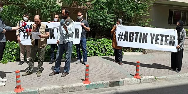 Ankara'da esnaf, 'Kısıtlamalar hepimizi yok etmektedir, artık yeter' diyerek vergi levhalarını yaktı