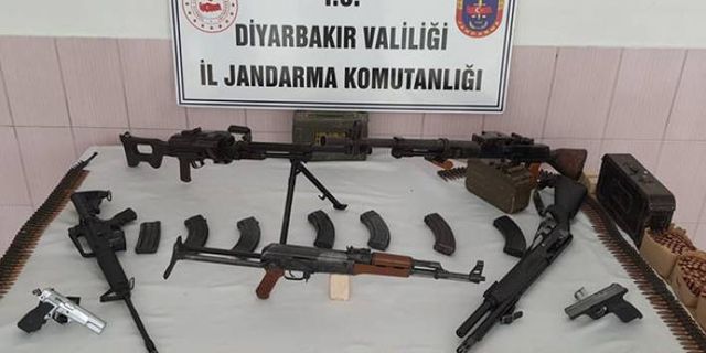 Diyarbakır'da cami bahçesinde tabuttan çok sayıda silah ve mühimmat çıktı