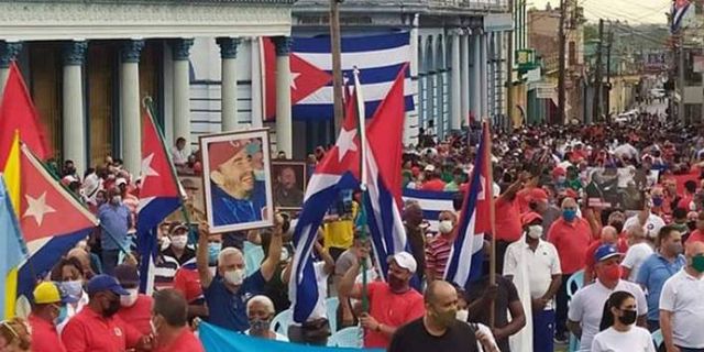 Küba'nın başkenti Havana'da yüz bini aşkın kişi yönetime destek için sokağa çıktı