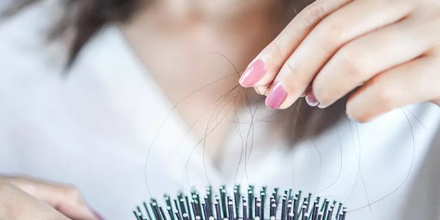 Uzmanı uyardı: Günde 100 telin üzerinde saç dökülmelerinde önlem şart
