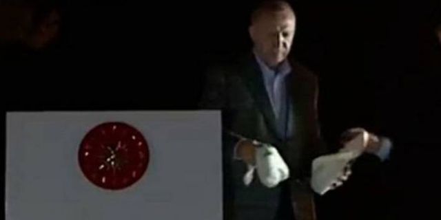 Erdoğan hayvanları ve evleri yanan yurttaşlara çay fırlattı