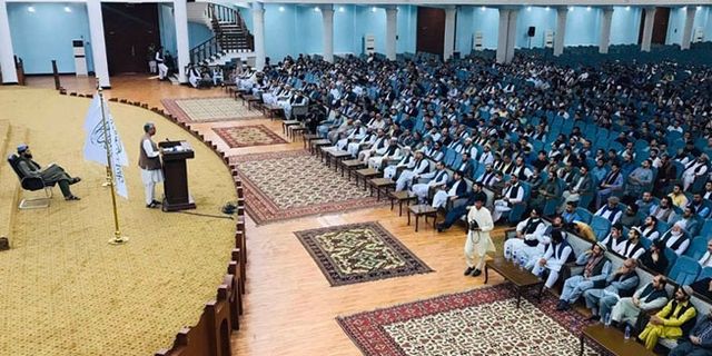 Taliban'dan eğitim açıklaması: Kadınlar üniversiteye gidebilecek ancak erkeklerle aynı sınıfta olamayacak