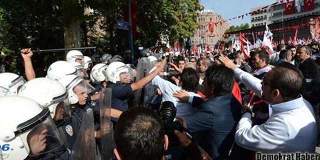 Ankara'da Cumhuriyetçilere polis müdahalesi