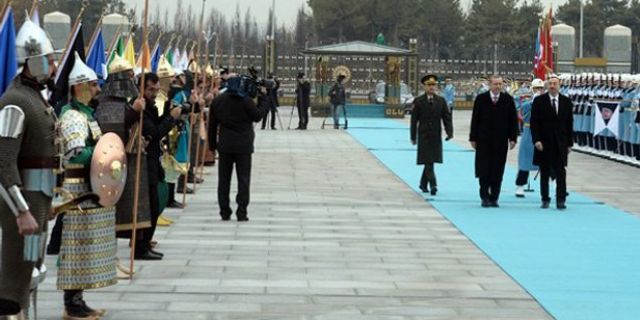 Aynı sahne, bu kez dışarıda: Aliyev'i karşıladılar