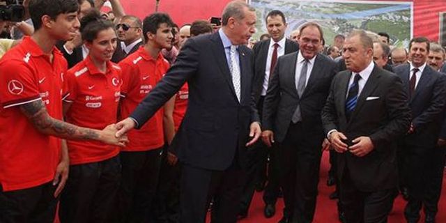  Erdoğan'dan genç futbolcuya dövme tepkisi 