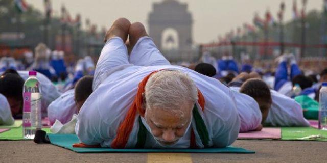 Hindistan Başbakanı binlerce kişiyle birlikte yoga yaptı