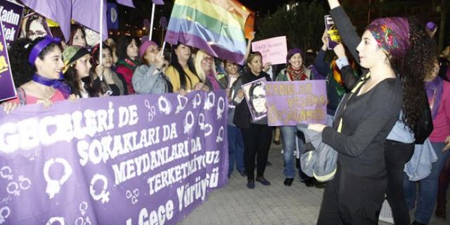 Mersin'de kadınlardan rengarenk Feminist Gece Yürüyüşü