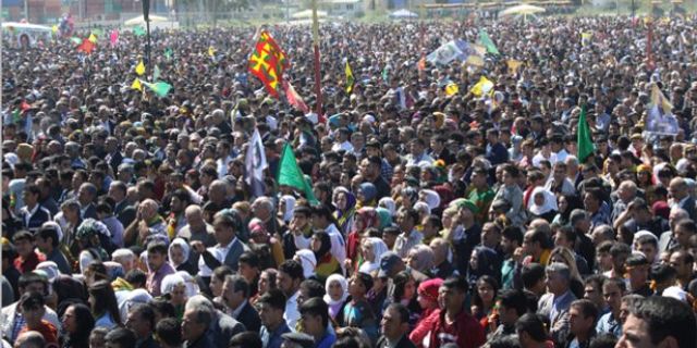 Mersin'de on binler Newroz'u kutluyor