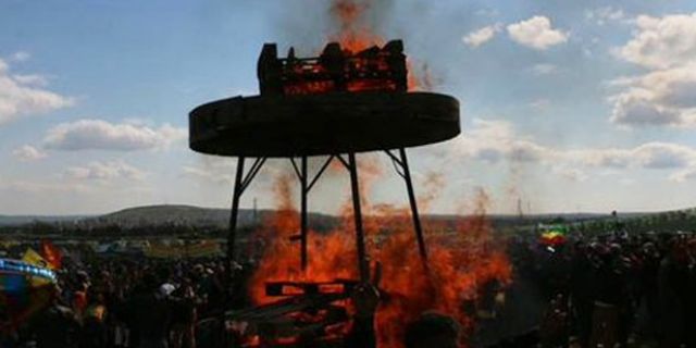 Newroz ateşi Suruç'tan Kobani'ye yükseldi
