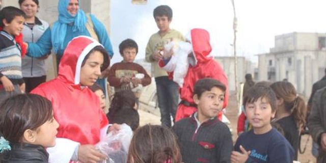 'Noel Baba' ve 'Noel Anne' Kobani'de çocuklara hediyelerini dağıttı