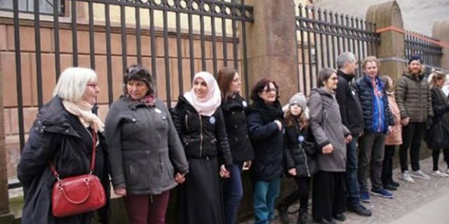 Norveç'te Müslümanlar sinagog etrafında etten duvar ördü