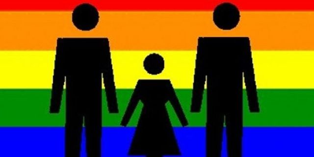 Portekiz'de eşcinsel çiftler evlat edinemeyecek