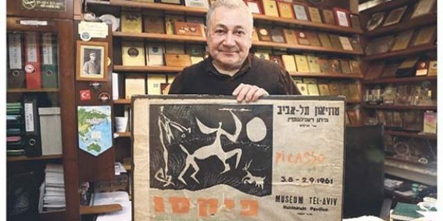 Prof. Orhan Kural’a hediye edilen afiş Picasso'nun çıktı