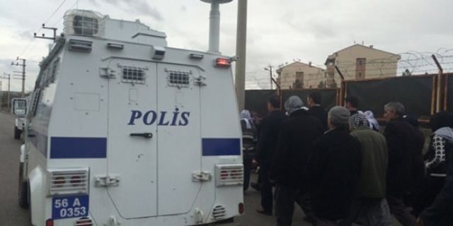 Siirt'te polis, akrep tipi zırhlı aracı halkın üzerine sürdü: 2 yaralı