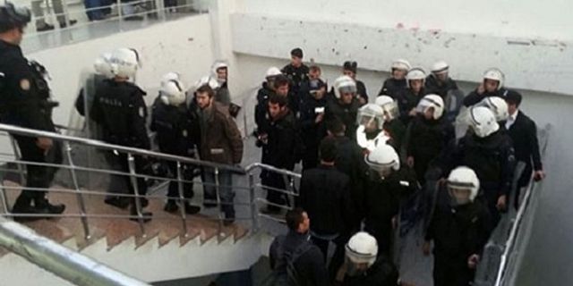 YTÜ'de Davutoğlu afişi asan öğrenciler gözaltına alındı