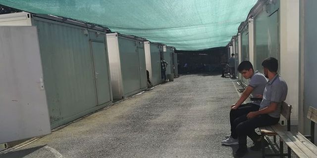 İzmir'de depremden sonra yıkılan lisenin öğrencileri, konteynerde eğitim alıyor