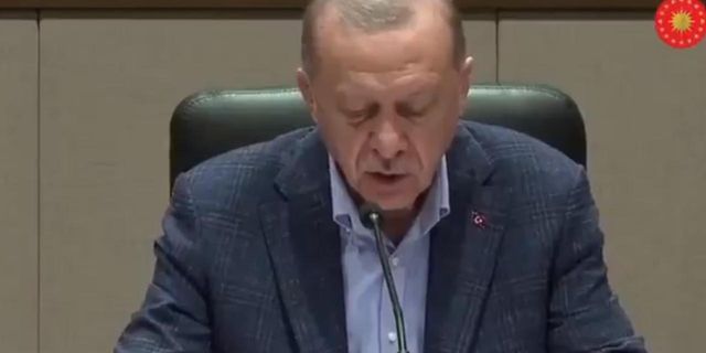 Erdoğan, gazetecinin sorusuna metne bakarak yanıt verdi
