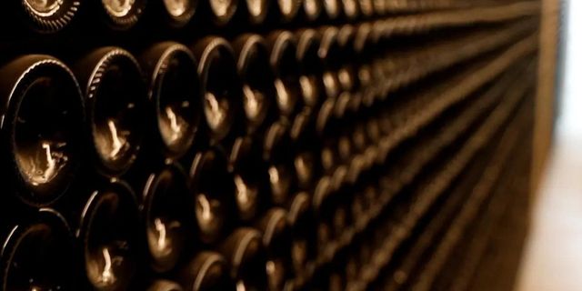 Lüks restoranın mahzenine sızan çift, bazıları 200 yıldan daha eski 45 şişe şarap çaldı