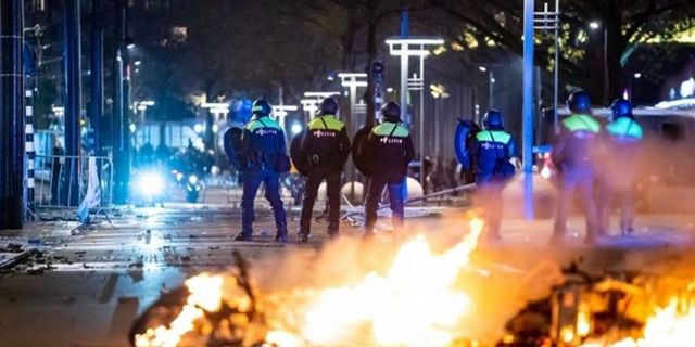 Hollanda'da Covid önlemleri protestosunda polis göstericilere ateş açtı: 7 yaralı, onlarca gözaltı
