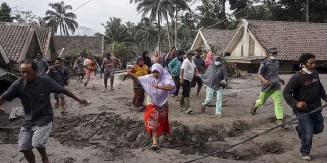 Endonezya'da Semeru Yanardağı'ndaki patlamada ölü sayısı 13'e yükseldi