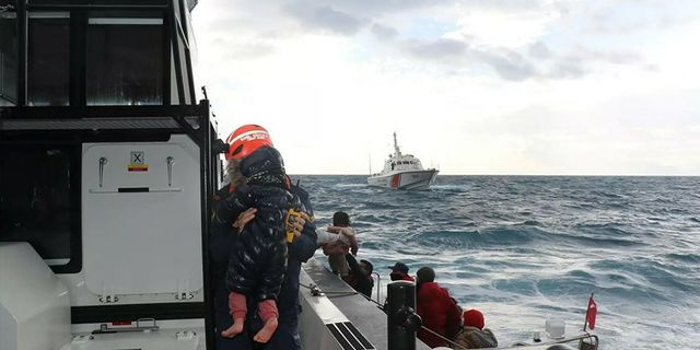 İzmir açıklarında göçmenleri taşıyan tekne battı: 2 kişi hayatını kaybetti