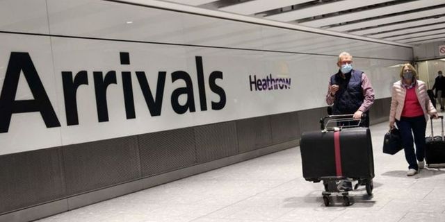 İngiltere, yurt dışından gelen tüm yolculara test zorunluluğu getirdi