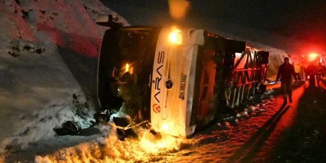 Kars-Erzurum kara yolunda otobüs devrildi: 3 ölü, 10 yaralı