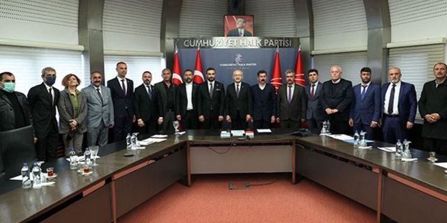 AKP'den istifa eden 20 isim CHP'ye katıldı