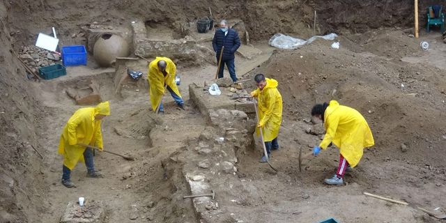 Altınoluk'ta yeni Roma mezarları bulundu