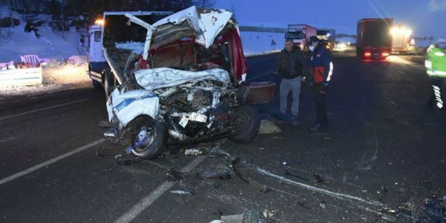 Yolcu otobüsü kamyonetle çarpıştı: 2 ölü, 19 yaralı