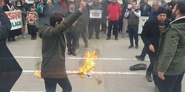İslamcı gruptan İsrail protestosu: Bayrak yaktılar, Erdoğan ve AKP'yi hedef aldılar
