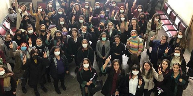'İstanbul Sözleşmesi Yaşatır' diyen 33 kadın hakkındaki davada beraat kararı