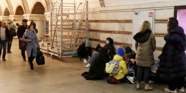 Kiev'de metro istasyonlarına sığınanların sayısı artıyor