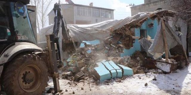 Van'da göçmenlerin kaldığı ev yıkıldı