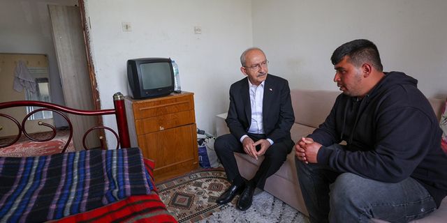 Kılıçdaroğlu, elektriği kesik vatandaşı ziyaret etti