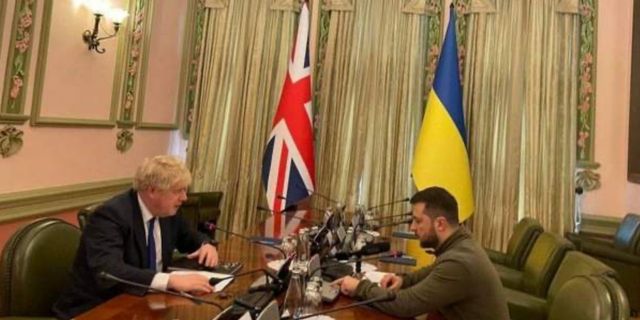 İngiltere Başbakanı Johnson, Kiev'de Zelenskiy ile görüştü