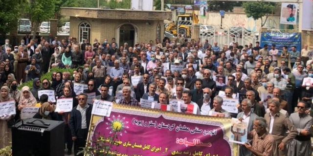 İran'da zamları protesto eden halk sokağa döküldü