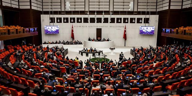 AKP ve MHP başörtüsü teklifini erteledi
