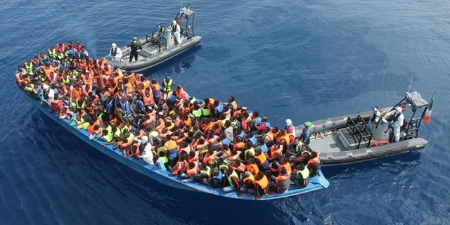 Tunus açıklarında mülteci teknesi battı: 20 kişi kayboldu